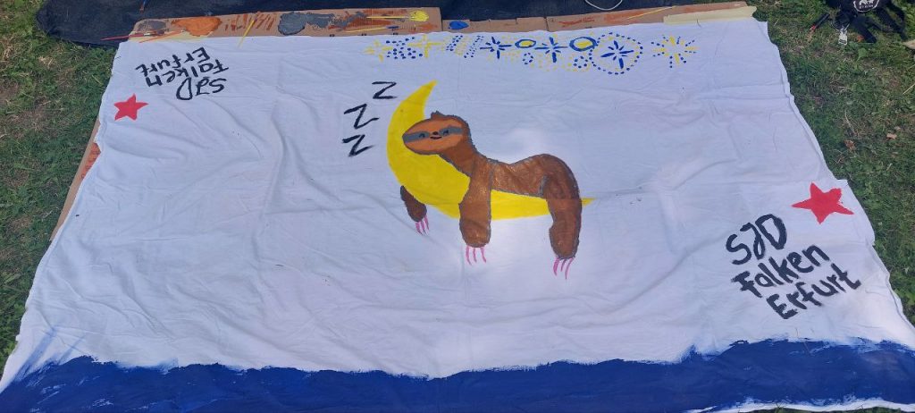 Selbstgemalte Gruppenfahne unserer Jugendlichen